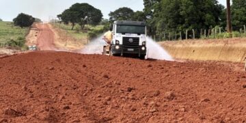 Serviços de terraplanagem são executados pelo governo de RO na RO-494, em Primavera de Rondônia