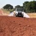 Serviços de terraplanagem são executados pelo governo de RO na RO-494, em Primavera de Rondônia