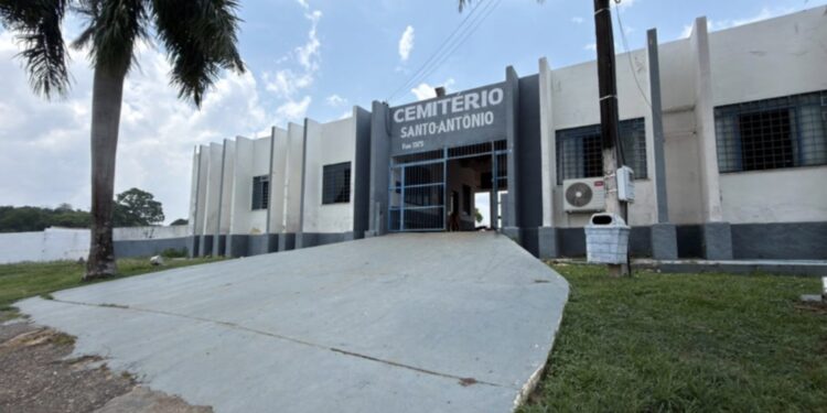 Equipes reforçam limpeza no Cemitério Santo Antônio nesta segunda-feira