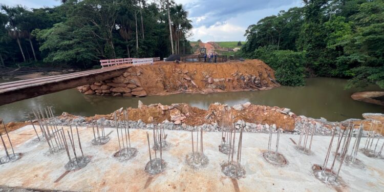 Deputado Pedro Fernandes destaca avanço da obra da ponte sobre o Rio Cujubim