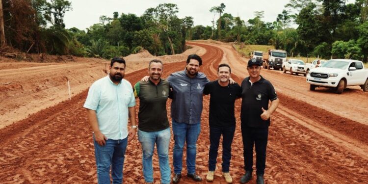 Alta Floresta: Jean Oliveira e diretor-geral do DER acompanham obra na Serra do Pialopes