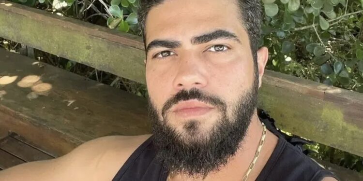 FAMOSOS Cantor Henrique, da dupla com Juliano, sofre queda de cavalo durante vaquejada em Pernambuco